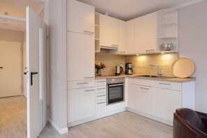 Four, plaque de cuisson, lave-vaisselle, cafetière/bouilloire