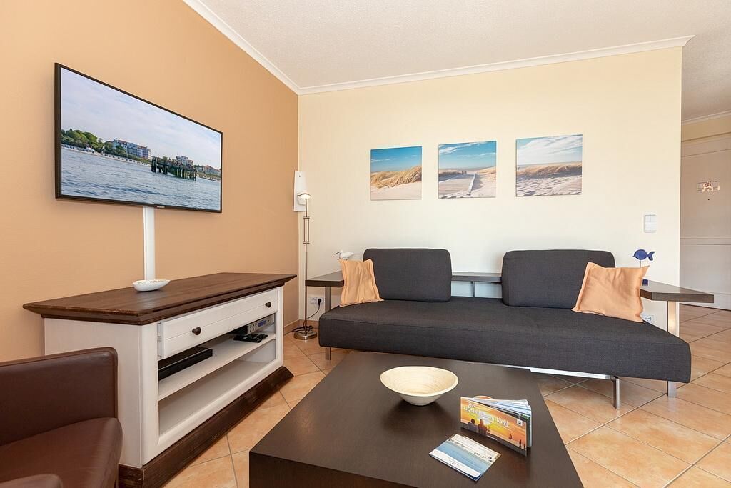 Fernseher, DVD-Player, Bücher, Stereoanlage