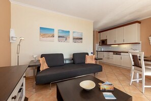 TV, DVD player, livros, aparelho de som