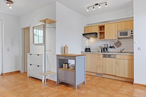 Réfrigérateur, micro-ondes, plaque de cuisson, lave-vaisselle