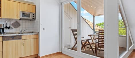 Kylskåp, mikrovågsugn, spishäll och diskmaskin