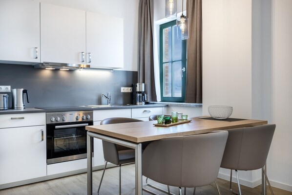 Fridge, oven, stovetop, dishwasher