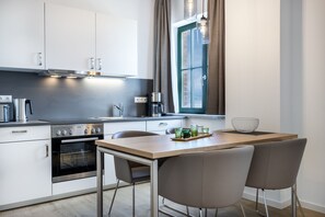 Geladeira, fogão, cooktop, lava-louças