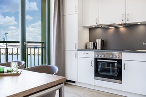 Een koelkast, een oven, een kookplaat, een vaatwasser