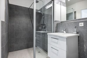 Dusche, Haartrockner, Handtücher