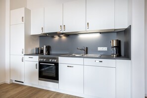 Jääkaappi, uuni, liesi, astianpesukone