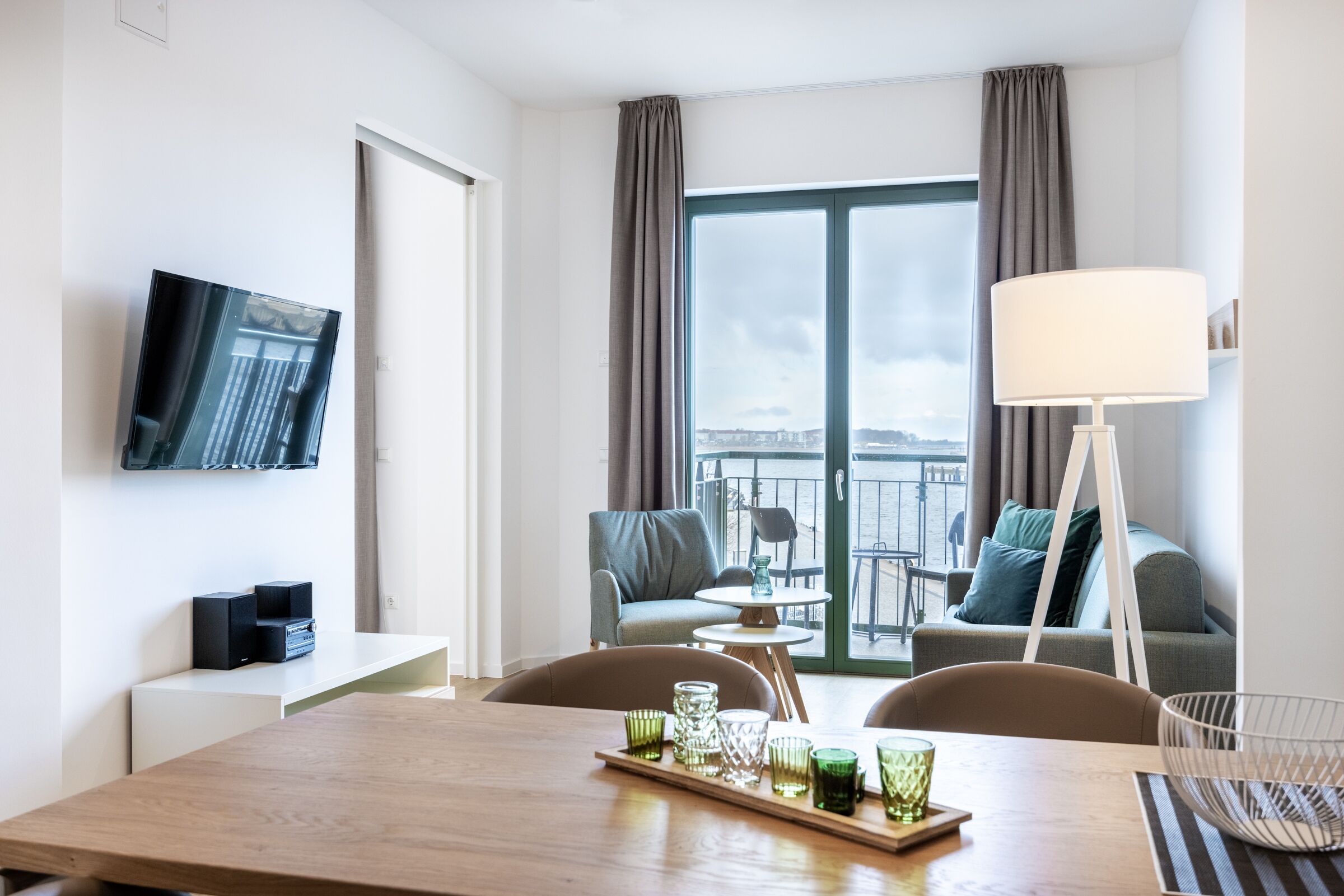 Fernseher, Stereoanlage