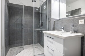 Suihku, hiustenkuivaaja, pyyhkeet