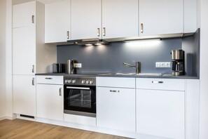 Fridge, oven, stovetop, dishwasher - Tolles Apartment in Hafenlage mit Balkon und Blick auf das Maritime Hafenleben (Hansestadt Wismar)