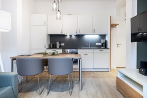 Fridge, oven, stovetop, dishwasher