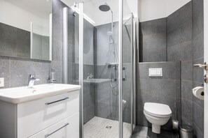 Douche, sèche-cheveux, serviettes fournies