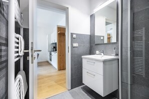 Douche, sèche-cheveux, serviettes fournies