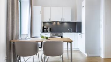 Fridge, oven, stovetop, dishwasher