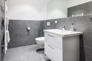 Douche, sèche-cheveux, serviettes fournies