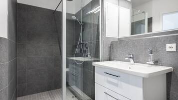 Dusche, Haartrockner, Handtücher