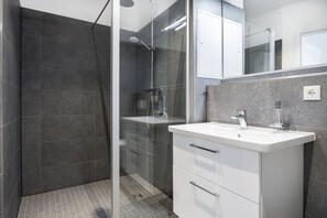 Een douche, een haardroger, handdoeken