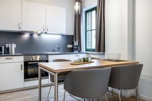 Een koelkast, een oven, een kookplaat, een vaatwasser