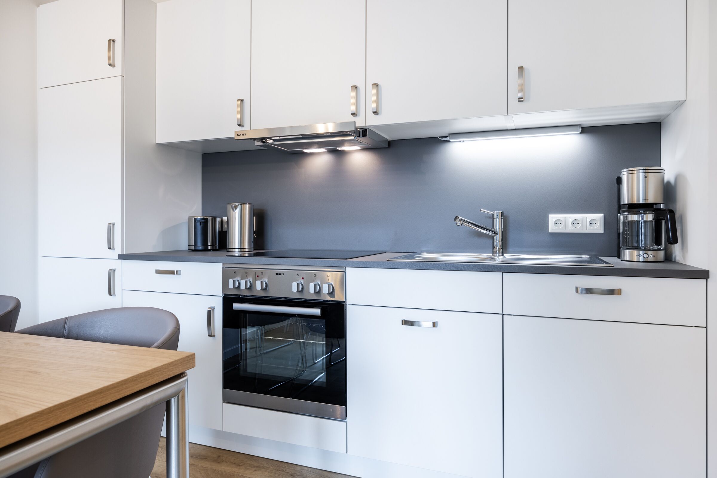 Coffee/tea maker, fridge, oven, stovetop
