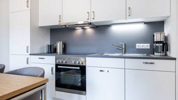 Coffee/tea maker, fridge, oven, stovetop