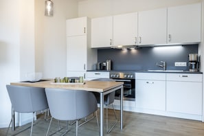 Fridge, oven, stovetop, dishwasher