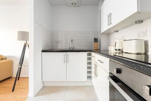 冷蔵庫、電子レンジ、オーブン、コンロ