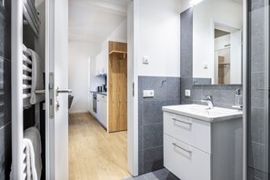 Douche, sèche-cheveux, serviettes fournies