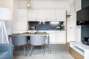 Fridge, oven, stovetop, dishwasher