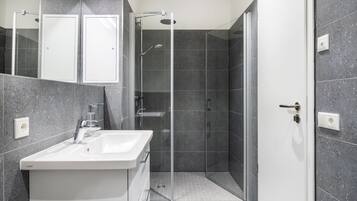 Een douche, een haardroger, handdoeken