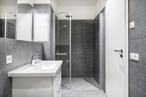 Shower, hair dryer, towels - Helles, Geschmackvolles Apartment in Erstklassiger Lage am Seehafen von Wismar (Hansestadt Wismar)