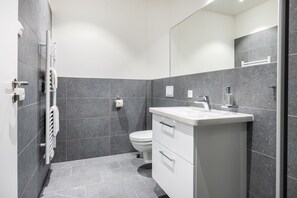 Douche, sèche-cheveux, serviettes fournies