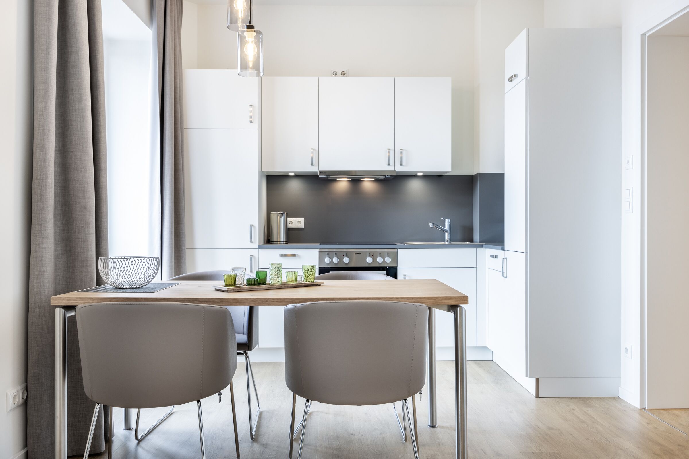 Een koelkast, een oven, een kookplaat, een vaatwasser