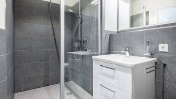 Dusche, Haartrockner, Handtücher