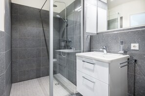 Douche, sèche-cheveux, serviettes fournies