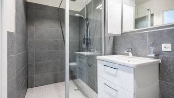 Een douche, een haardroger, handdoeken