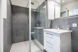 Dusche, Haartrockner, Handtücher