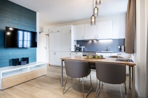 Fridge, oven, stovetop, dishwasher