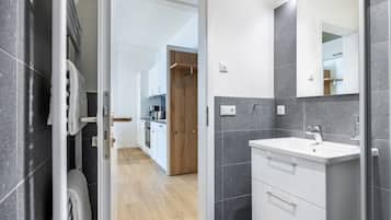 Dusche, Haartrockner, Handtücher