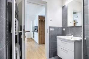 Douche, sèche-cheveux, serviettes fournies