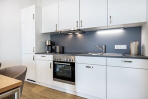 Kylskåp, ugn, spishäll och diskmaskin