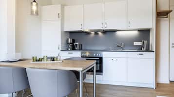 Coffee/tea maker, fridge, oven, stovetop