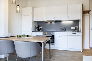 Køleskab, ovn, kogeplade, opvaskemaskine