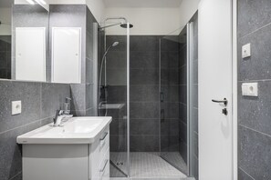 Douche, sèche-cheveux, serviettes fournies