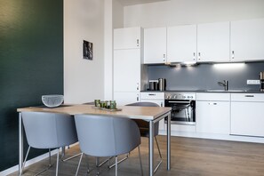 Fridge, oven, stovetop, dishwasher