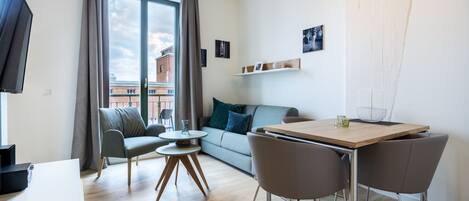 Una televisión, un reproductor estéreo