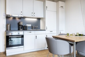 Fridge, oven, stovetop, dishwasher