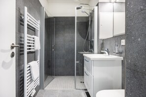 Shower, hair dryer, towels - Schickes Hafenapartment mit Balkon und Tollem Ausblick in Hervorragender Lage (Hansestadt Wismar)