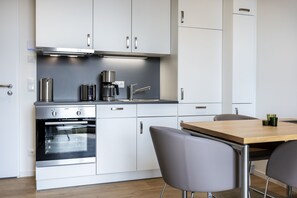 Fridge, oven, stovetop, dishwasher