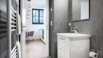 Dusche, Haartrockner, Handtücher