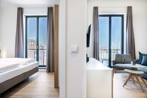 Lichtdurchflutetes Hafenapartment mit Panoramaausblick, Dachterrasse und Balkon