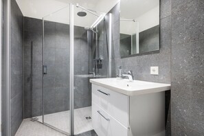 Shower, hair dryer, towels - Luxus-apartment mit Galerieschlafzimmer, Dachterrasse und Einmaligem Hafenblick! (Hansestadt Wismar)
